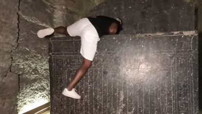 أول رد للآثار على فيديو لسائح أجنبي دخل أحد توابيت سيرابيوم سقارة
