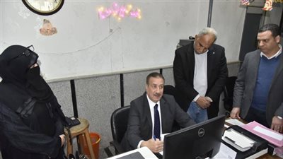محافظ بورسعيد يتابع انتظام العمل بالمراكز التكنولوجية لخدمة المواطنين بالأحياء