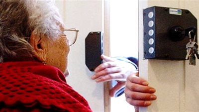 انتحل صفة قريبها.. القبض على مصري احتال على مسنة في ساليرنو الإيطالية