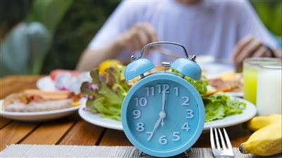     من الحموضة إلى اضطراب البكتيريا النافعة مخاطر الأكل قبل النوم