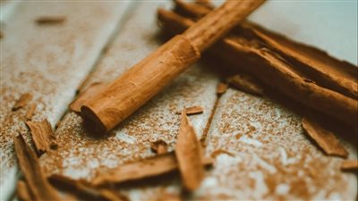     هل تساعد القرفة على تنظيم مستويات السكر وتقليل الالتهابات؟
