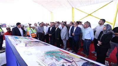 وزير النقل يشهد التشغيل التجريبي للمرحلة الأولى من محور الفشن التنموي