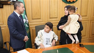 محافظ المنوفية يلتقي أسرة «شهيد الشهامة» ويكرم بطولته