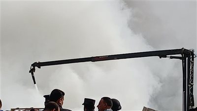محافظ القليوبية ومدير الأمن يتابعان ميدانيا جهود السيطرة على حريق مخازن قليوب