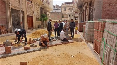 حجاج يتابع أعمال الانترلوك بمنطقة نظيبر ضمن مشروعات الخطة الاستثمارية بالبحيرة