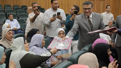 خلال احتفالية كبرى.. محافظ قنا يسلم جوازات السفر وملابس الإحرام لعدد من الحجاج