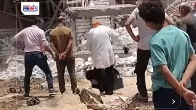 دموع أمام الجرافات.. سيدة تحاول تقبيل قدم رئيسة مدينة لإنقاذ منزلها بالمنيا