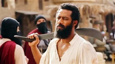 كاتب شهير عن منع الصعايدة من دخول السينما بالجلاليب: كرموني في فرنسا بـ