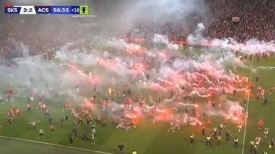 فوضى في ديربي التشيك.. الجماهير تقتحم الملعب بالشماريخ