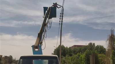 رفع كفاءة الإنارة العامة بقرية شندورة ضمن ترشيد الكهرباء بحي الجناين بالسويس