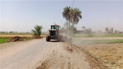 محافظ أسيوط : استمرار حملات تسوية وتمهيد الشوارع بقرى القوصية 