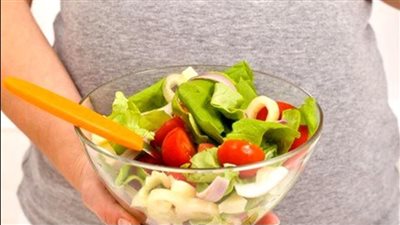     10 أطعمة أساسية تدعم نمو دماغ الجنين خلال أشهر الحمل
