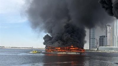 دخان كثيف في الجداف.. دبي توضح سبب حريق قارب في خور دبي