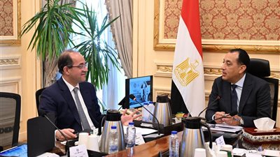 الحكومة تبدأ خطة استبدال السيارات التقليدية بـ السيارات الكهربائية