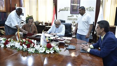 محافظ الأقصر يسلم أول عقد تقنين أراضٍ وفقًا للقانون 168 لسنة 2025
