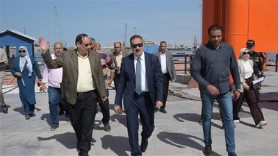 استعدادًا لقرب افتتاحه.. محافظ بورسعيد يتابع أعمال إنشاء الكوبري العائم الجديد