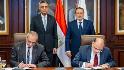 البنك المركزي والتموين يوقعان بروتوكولاً لربط بيانات السجل التجاري إلكترونيًا