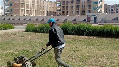 تكثيف أعمال صيانة ورفع كفاءة المسطحات الخضراء بالعبور لتحسين المشهد الحضارى