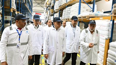 باستثمارات 26 مليون دولار.. مدبولي يتفقد توسعات 