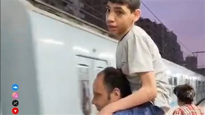 16 عامًا من الأمل والألم.. أب يحمل ابنه فوق أكتافه في رحلة البحث عن المعجزة