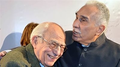 قضى عمره كله للفن .. رشوان توفيق يودع صديق عمره عبدالرحمن أبو زهرة |خاص