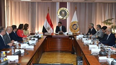 وزير الصناعة يبحث مع 
