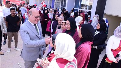 رئيس جامعة سوهاج يلتقي الطلاب لمتابعة مبادرة «وفرها تنورها» 