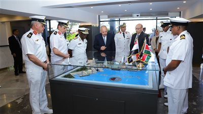 المتحدث العسكري: قائد القوات البحرية يلتقى قائد القوات البحرية الكينية