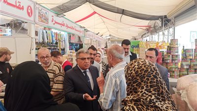 محافظ الدقهلية يتفقد المعرض الدائم للسلع الغذائية بحي شرق المنصورة