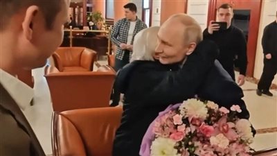 قاد السيارة بنفسه ذاهبا إليها.. بوتين يفاجئ معلمته بعشاء خاص 