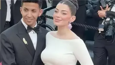 البيبي بنت.. ليلى زاهر تبرر حملها بإطلالة زهري ناعمة في مهرجان كان 
