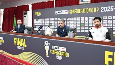 جلسة فنية لمعتمد جمال مع لاعبي الزمالك استعدادًا لمباراة اتحاد العاصمة 