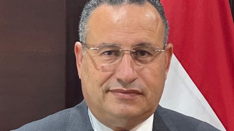 الدكتور عبد العزيز