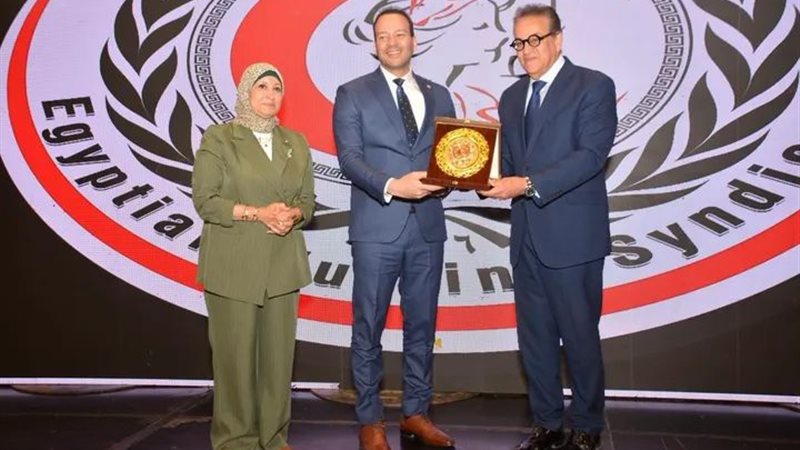 وزير الصحة يُكرم