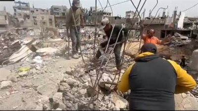 بمعدات بدائية.. كيف يستخرج سكان غزة رفات أسرهم من تحت الأنقاض|فيديو