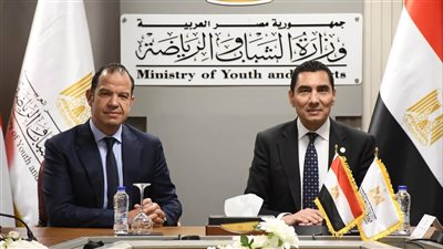 وزير الشباب والرياضة يعقد اجتماع موسع مع مسؤولي شركة استادات