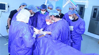 جراحة دقيقة تنقذ ذراع شاب من الشلل داخل مستشفيات جامعة سوهاج