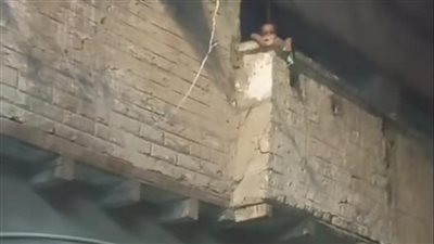وحدة حماية الطفل بقنا تتحرك لإنقاذ طفل تركته أمه فى البلكونة وهو يبكي 
