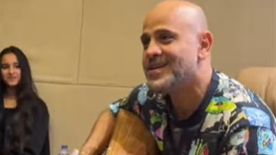 في وجود محمد عدوية.. عزيز الشافعي يدندن كلمات أغنية تباعا تباعا 