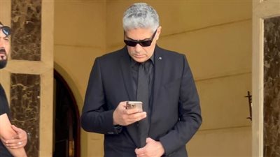نجل عبدالرحمن أبو زهرة يستقبل عزاء والده في مسجد المشير طنطاوي |صور