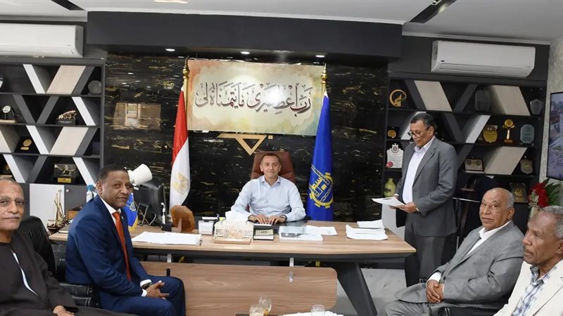 محافظ اسوان يلتقي