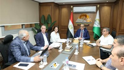 الأنصاري يناقش إنشاء ساحات انتظار ومناطق خدمية بمحيط محور الفريق كمال عامر