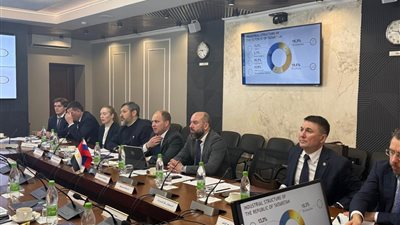 الصناعة تبحث مع الجانب الروسي تسريع تنفيذ المنطقة الصناعية المشتركة