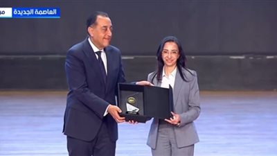 مدبولي يكرم محافظ البحيرة خلال احتفالية صندوق تطوير التعليم نيابة عن الرئيس