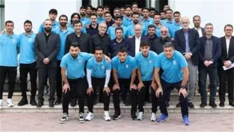 الرئيس الإيراني مع