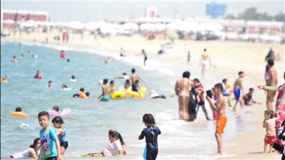لارتفاع درجات الحرارة.. شاطئ بورفؤاد يشهد إقبالاً كبيرا ورحلات اليوم الواحد