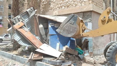 إزالة 10 أكشاك غير مرخصة وإعادة الانضباط بمدينة الصباح في حي فيصل بالسويس