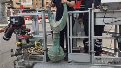 إنقاذ رواد مسجد من وقوع هلال نحاسي ضخم آيل للسقوط بمدينة نصر| صور 