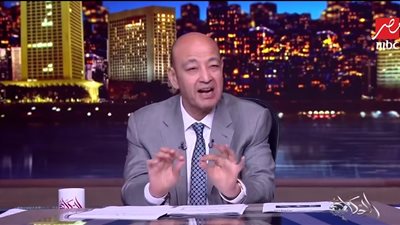 عمرو أديب: عايز صدر فرخة بحتة جبنة رومي وليمون مخلل علشان البهاريز