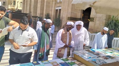 معرض كتاب «الأعلى للشئون الإسلامية» بمسجد السيدة زينب يجذب الزوار